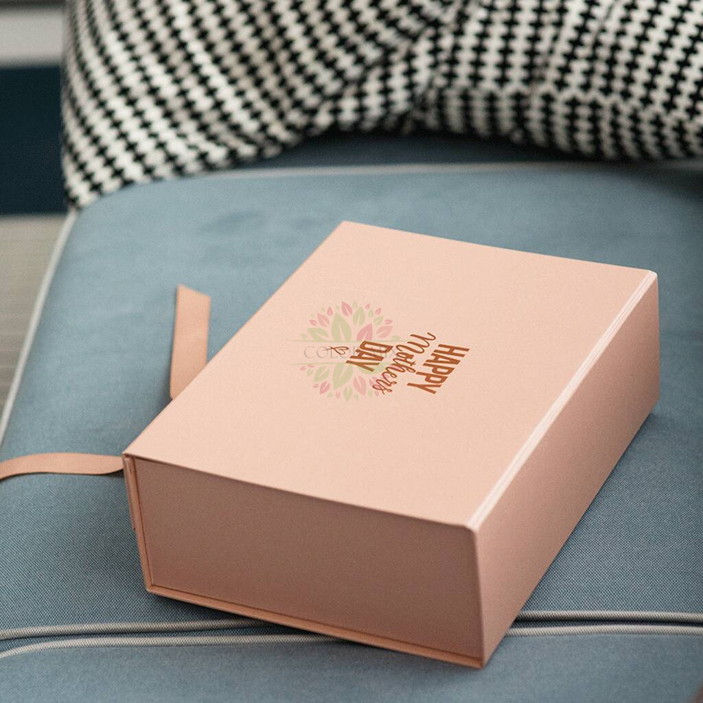 Caja de regalo rosa para el día de la madre con lámina dorada