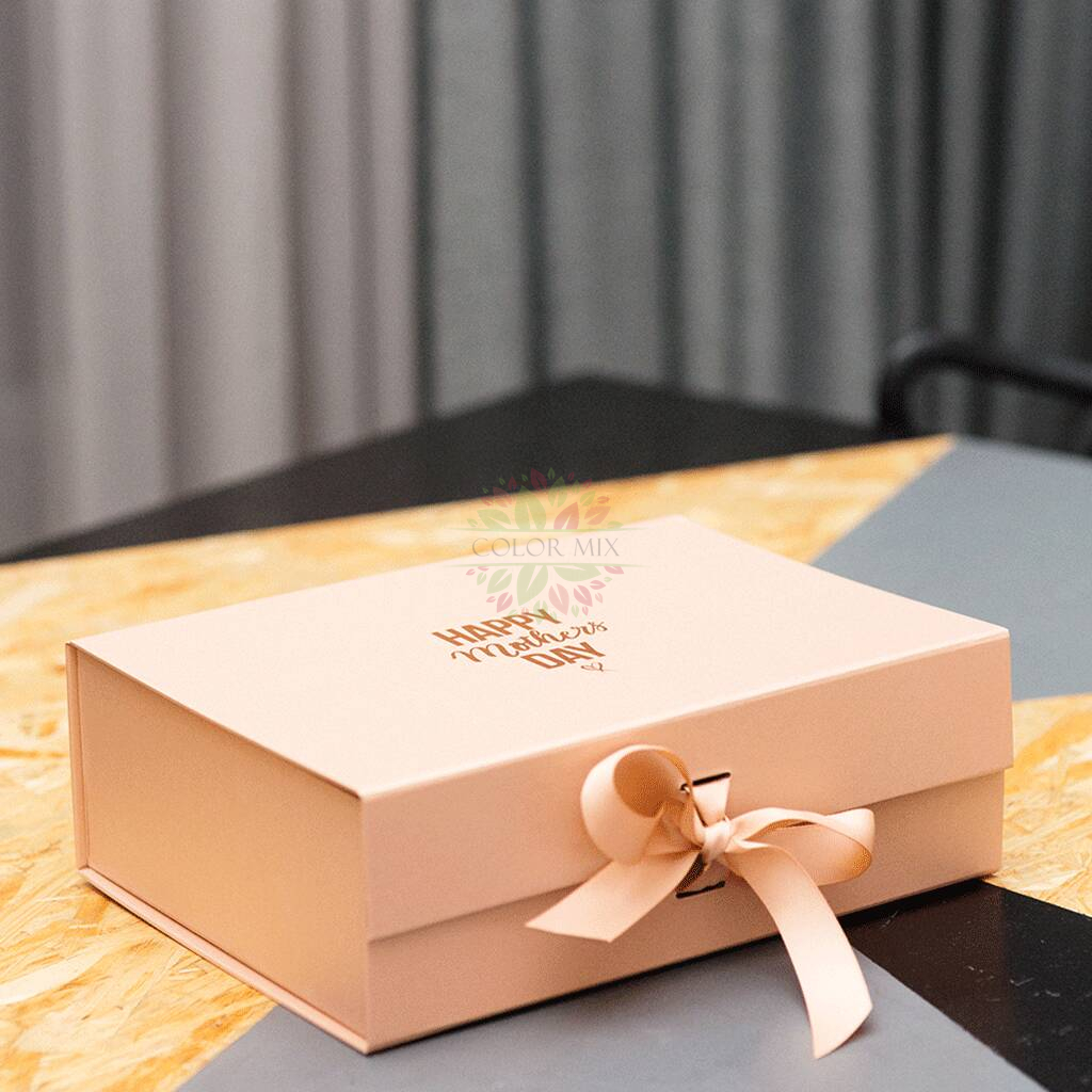 Caja de regalo rosa para el día de la madre con lámina dorada